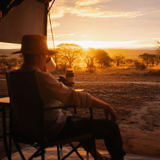 Coucher de soleil dans un camp de safari en Tanzanie Coucher de soleil dans un camp de safari en Tanzanie