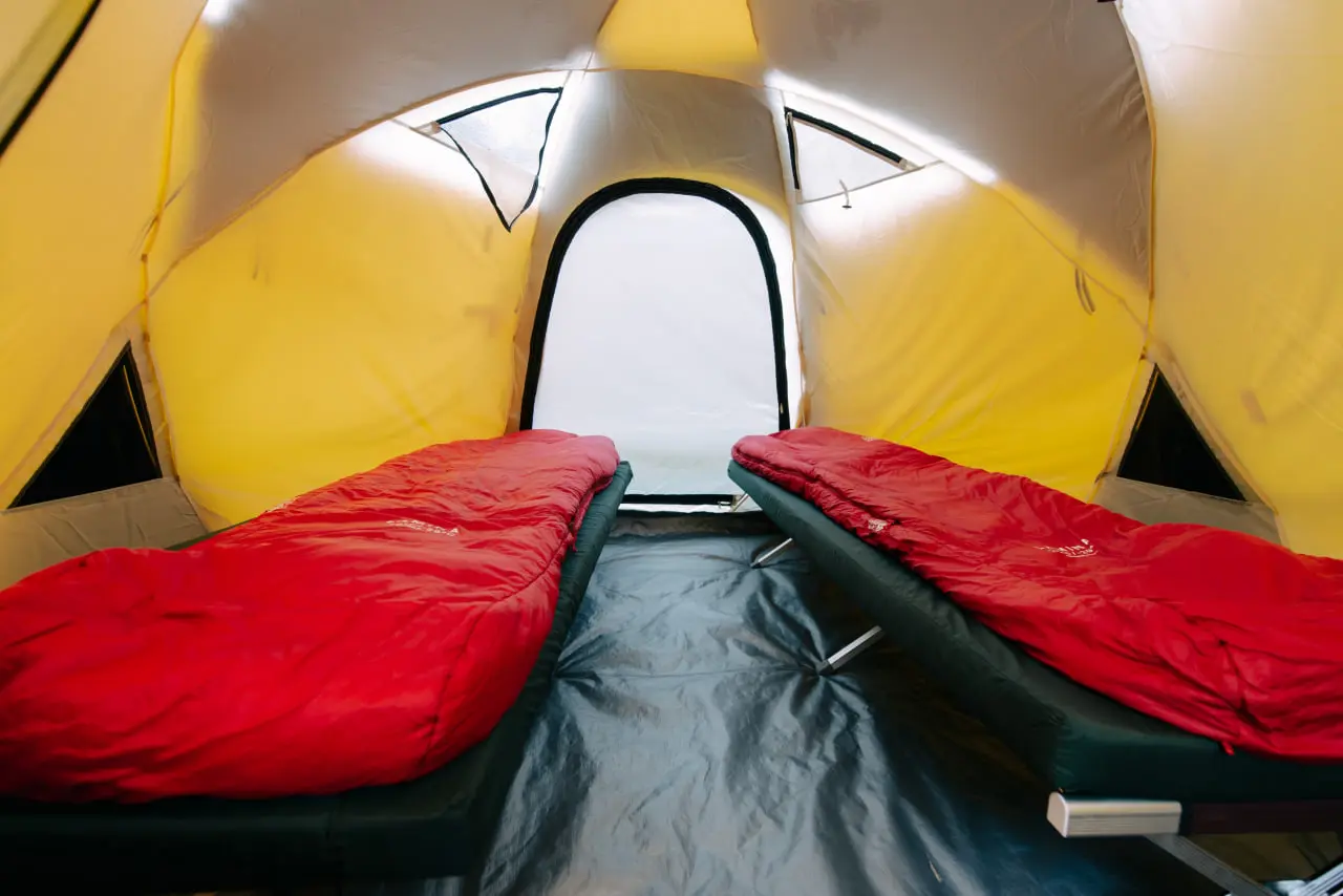 À l’intérieur des tentes walk-in premium d’Altezza Travel