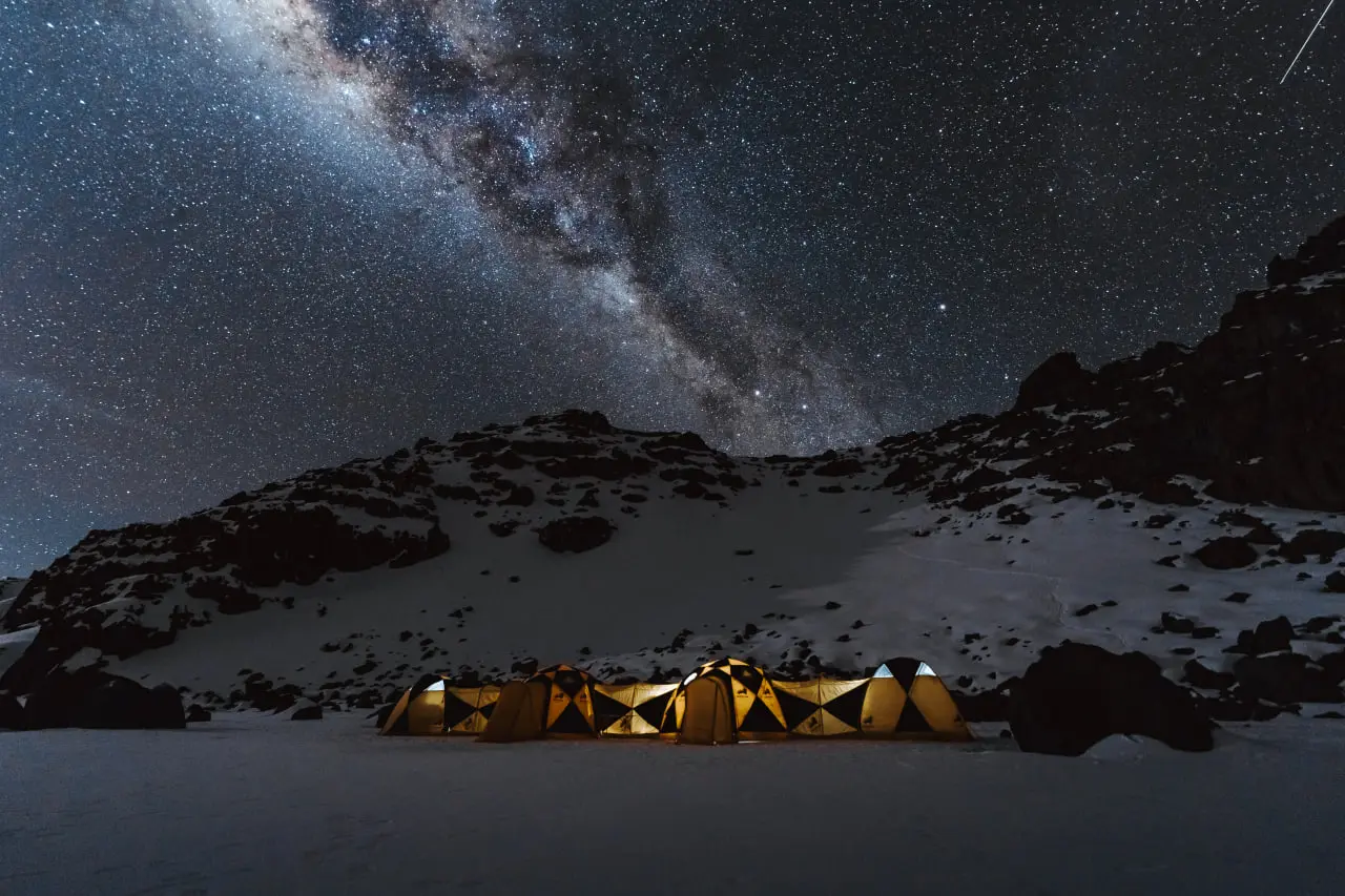 Tente walk-in premium Altezza Travel dans le cratère du Kilimandjaro