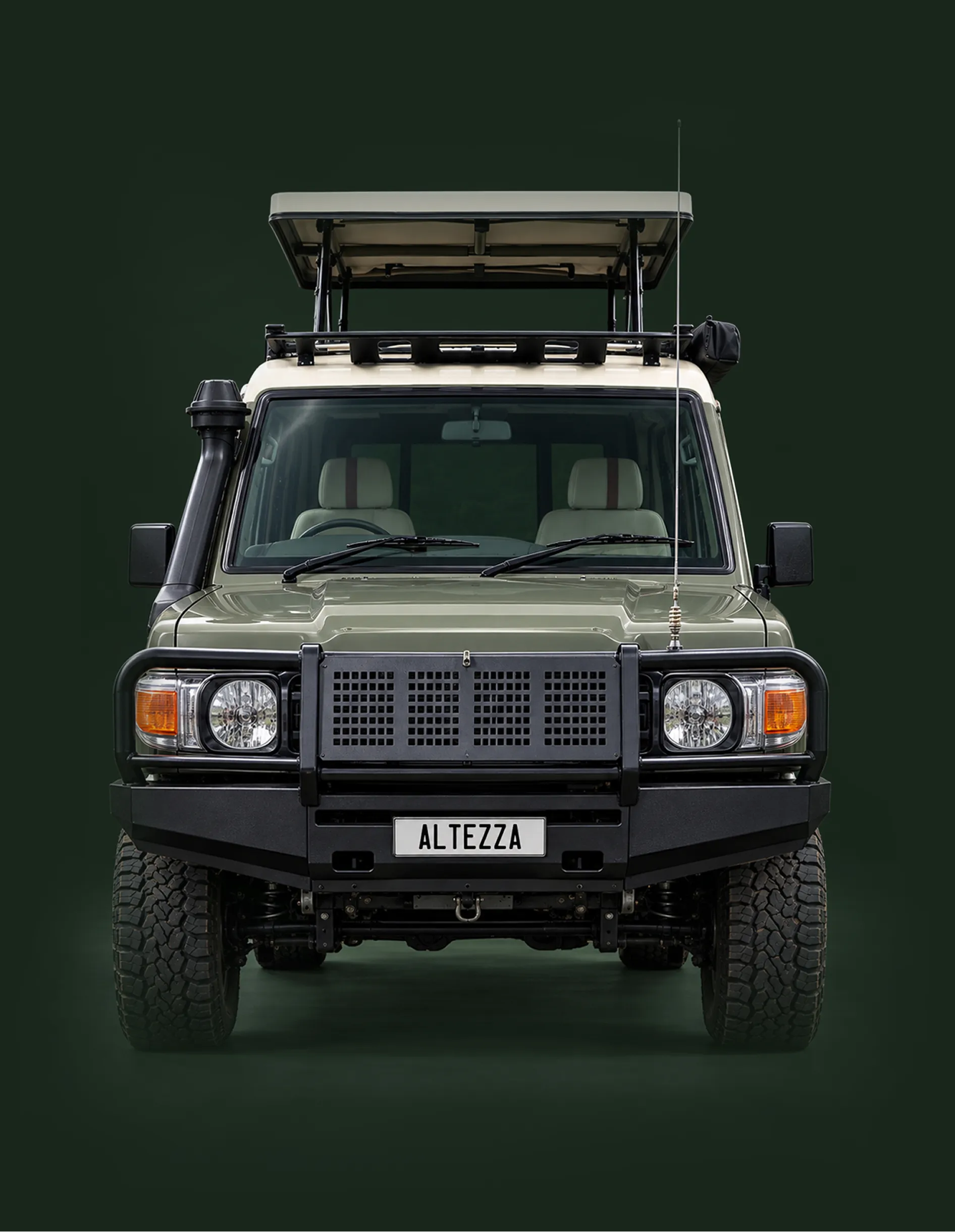 Vue avant d’un Land Cruiser de safari Altezza avec son toit relevé