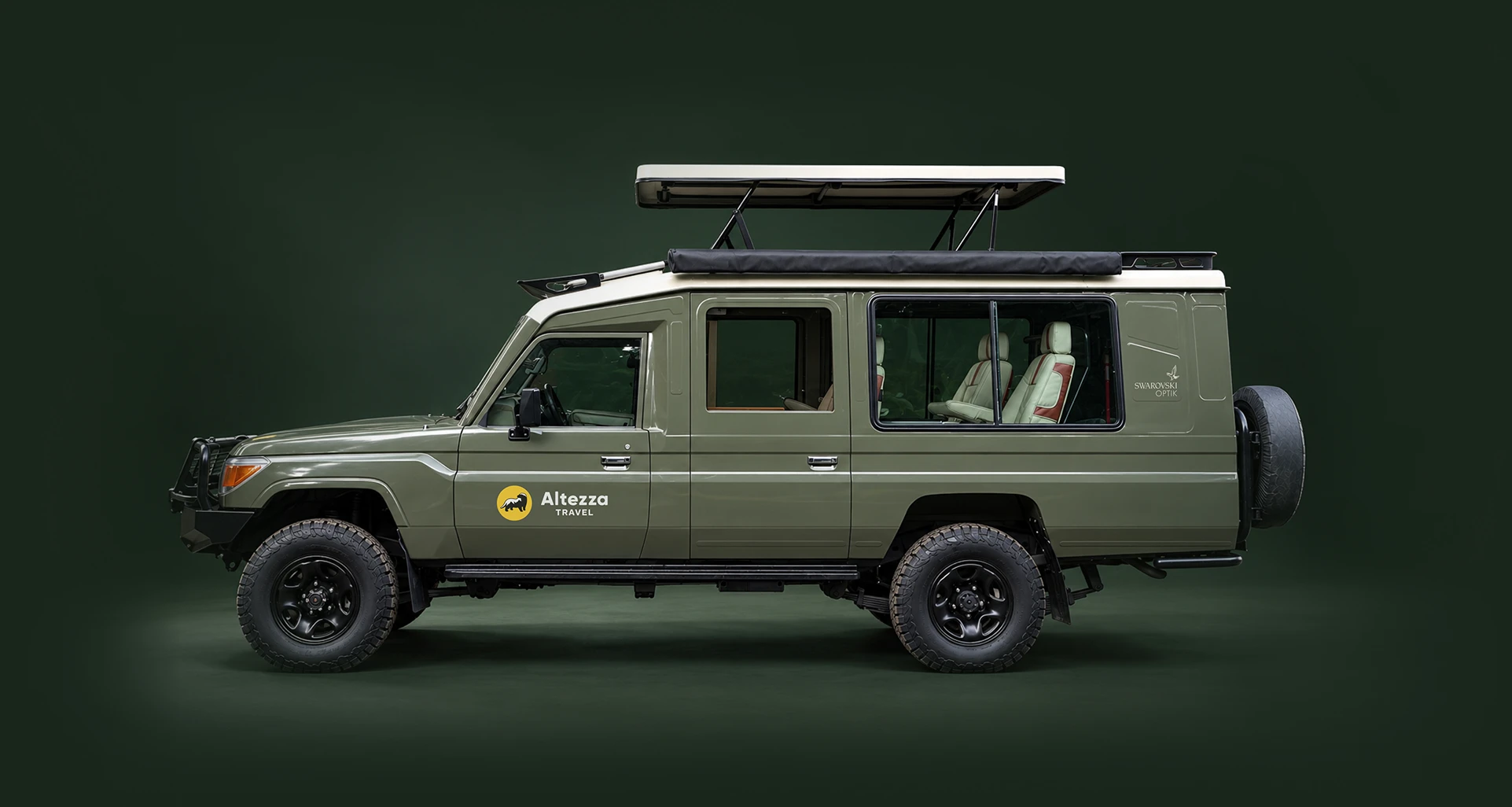 Toyota Land Cruiser Altezza avec son toit panoramique de safari relevé