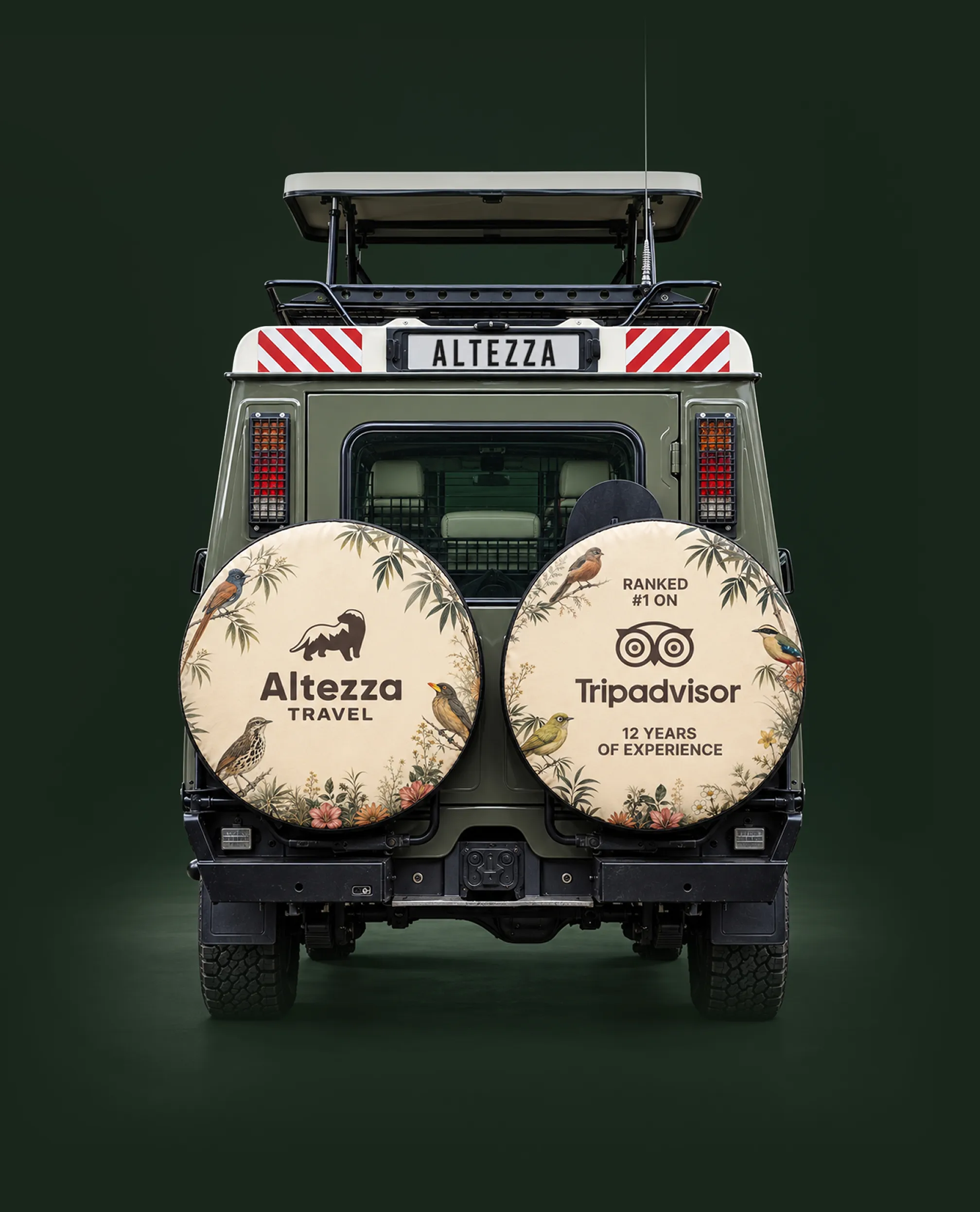 Vue arrière d’un Land Cruiser de safari Altezza avec son toit panoramique relevé