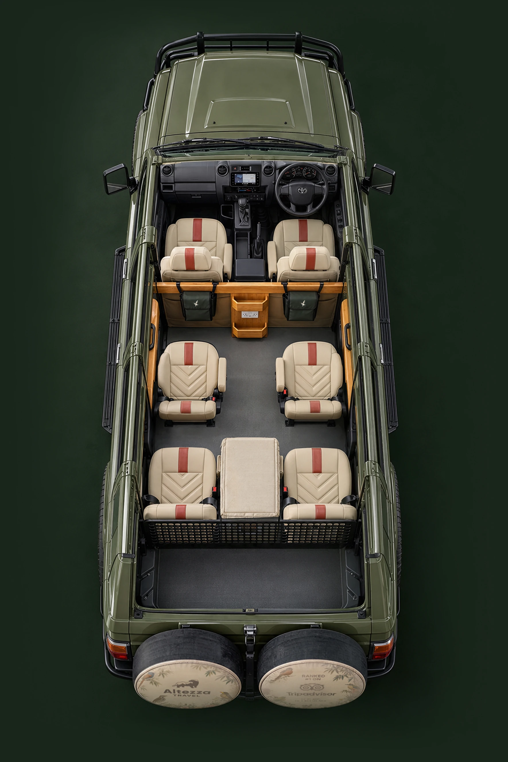 Vue de dessus de l’intérieur du véhicule de safari Altezza et de la configuration des sièges