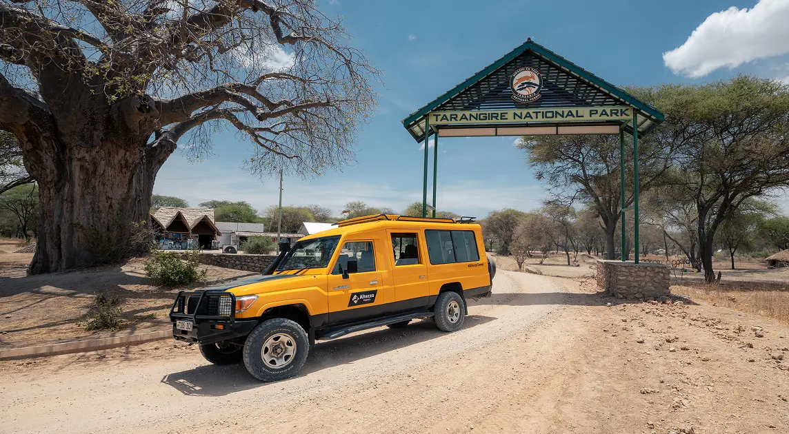 Véhicule de safari Altezza Travel aux portes d’entrée du parc national du Tarangire